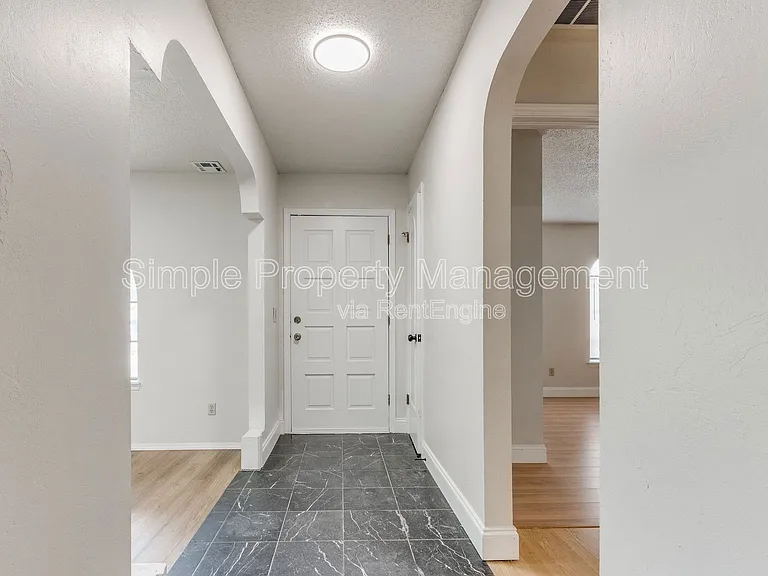 5816 NW 90th St — Photo 2