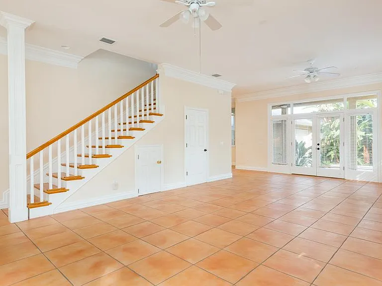 1607 Deleon St — Photo 6