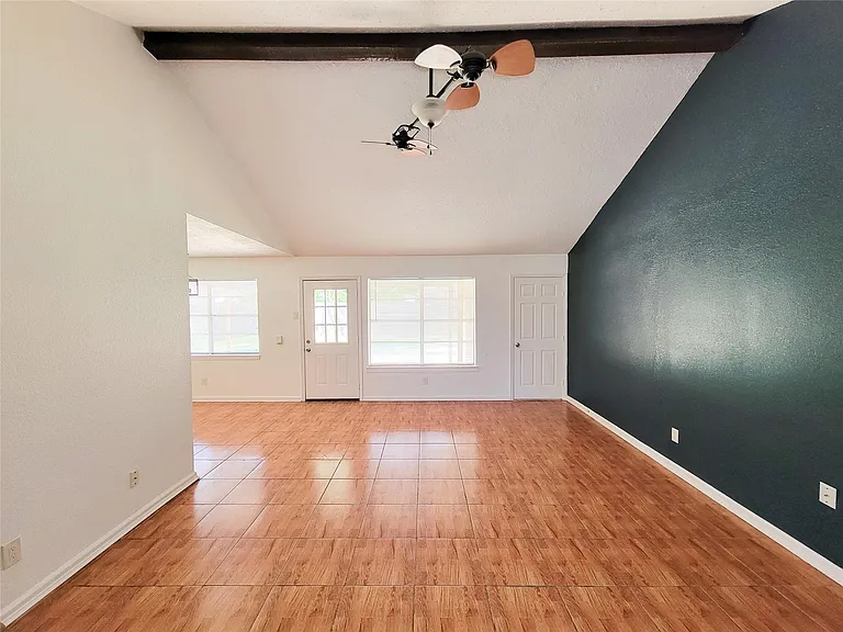 409 S Travis St — Photo 9