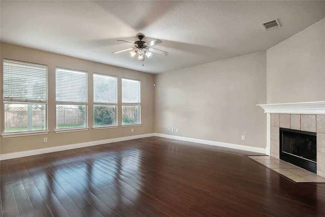 4 bed, 2.5 bath, 2402 sqft, $2,295 — Photo 2