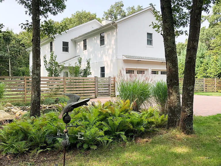 16 Manor Ln — Photo 3