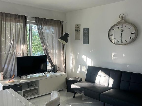 3rd image of 801 15th St APT 202