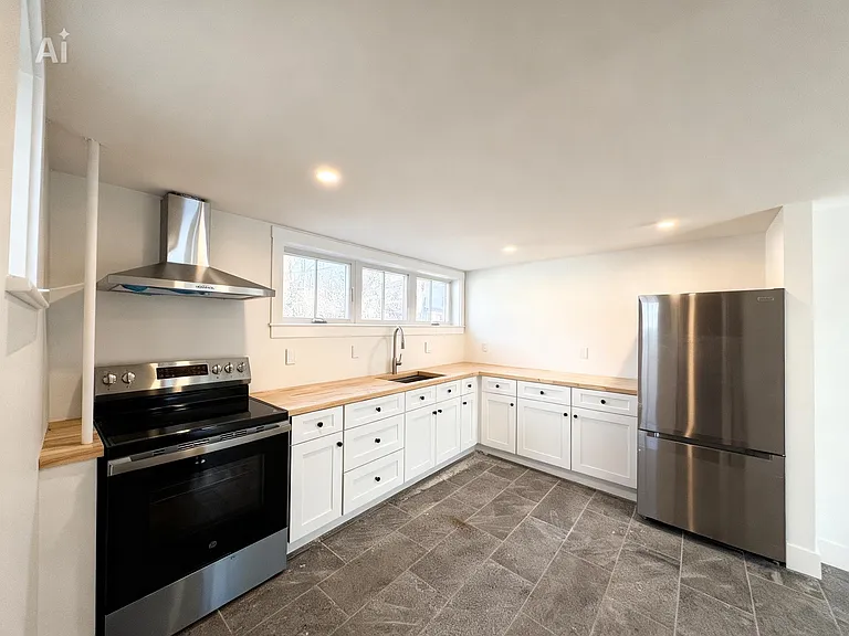 28 Willow Ln #A — Photo 2