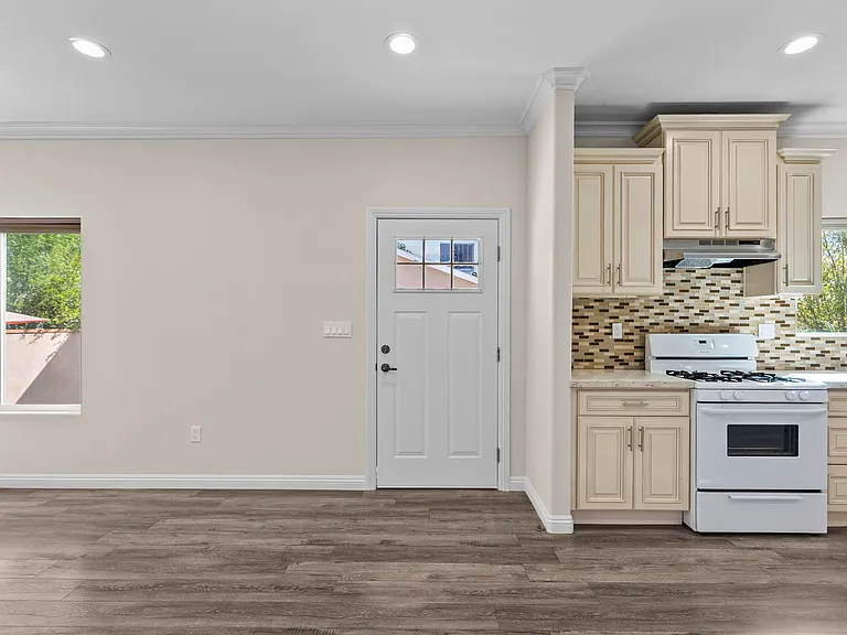 6715 Cedros Ave — Photo 8