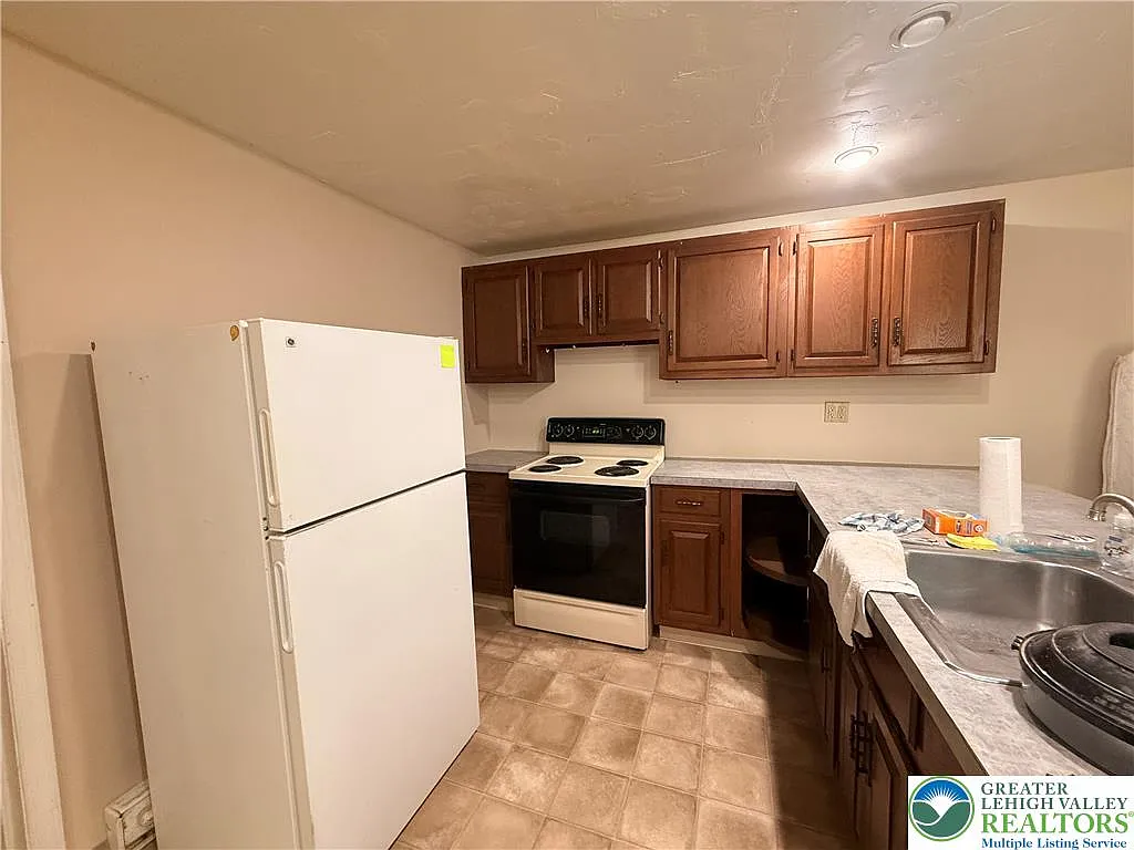 3 bed, 1.0 bath, 731 sqft, $1,100 — Photo 3