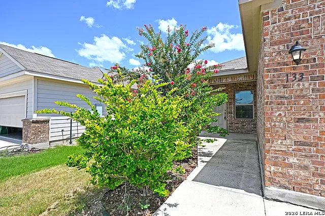 133 Buttercup Bnd — Photo 2