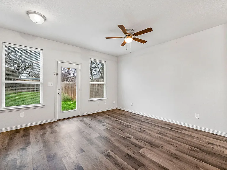1709 E Tucker St #MAIN — Photo 6