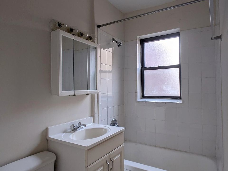 1st image of 1200 W Wellington Ave #2-1202