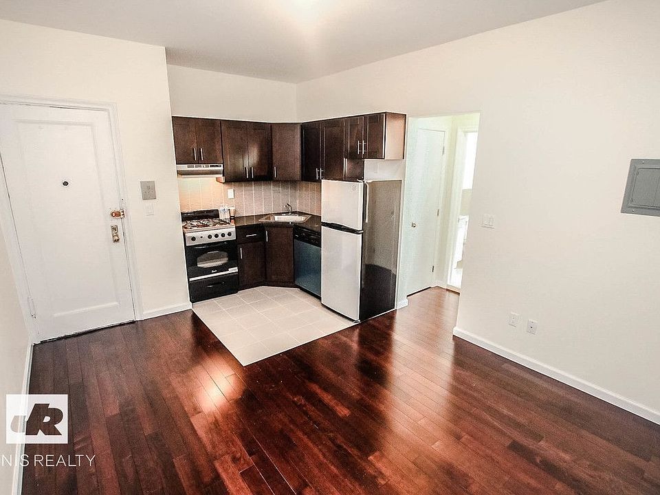 2nd image of 181 Waverly Pl APT 3a
