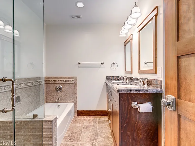 520 N Orange St — Photo 8