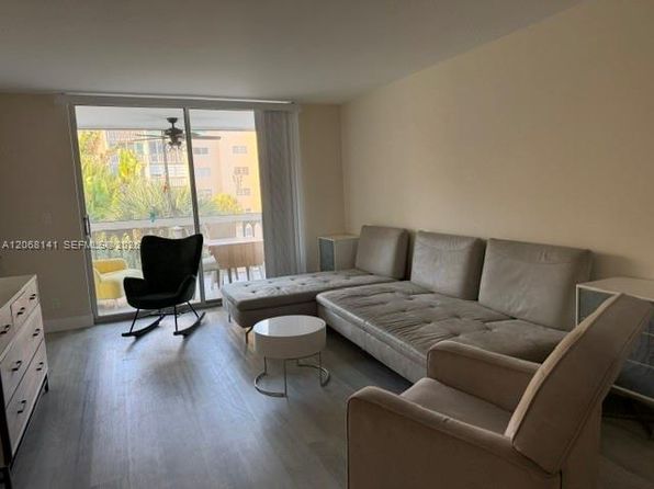 901 NE 14th Ave APT 305
