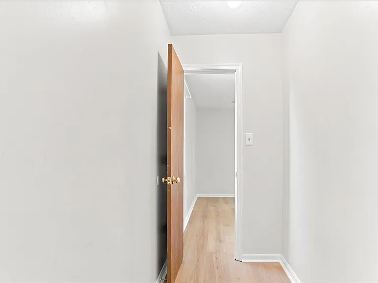 102 Linwood Ct — Photo 48