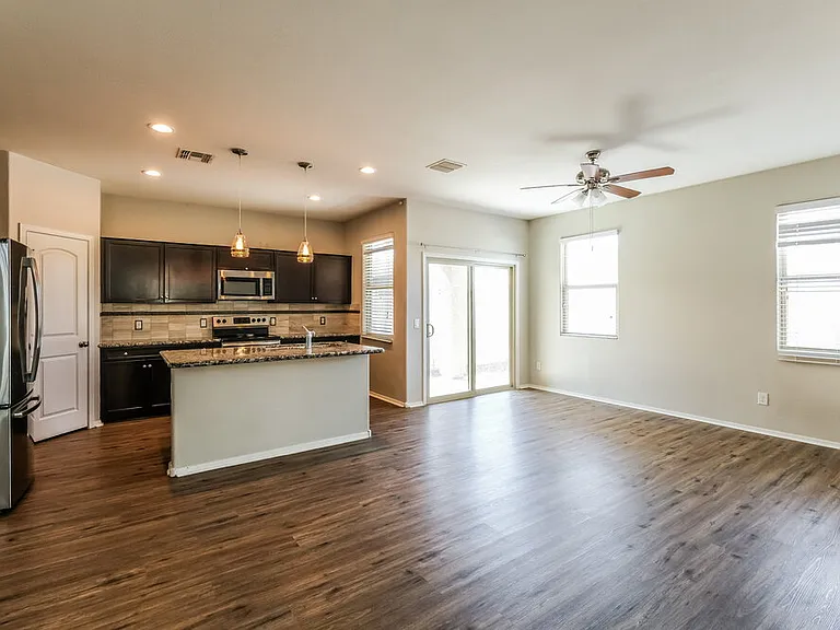 2444 W Tamarisk Ave — Photo 4