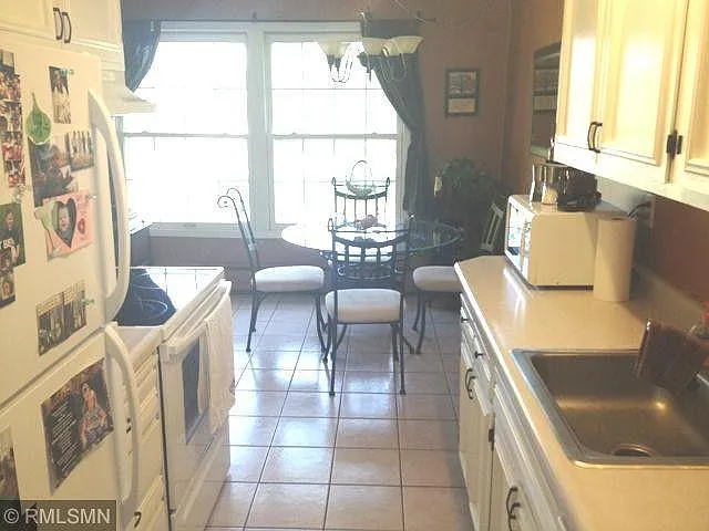2 bed, 924 sqft, $1,600 — Photo 2