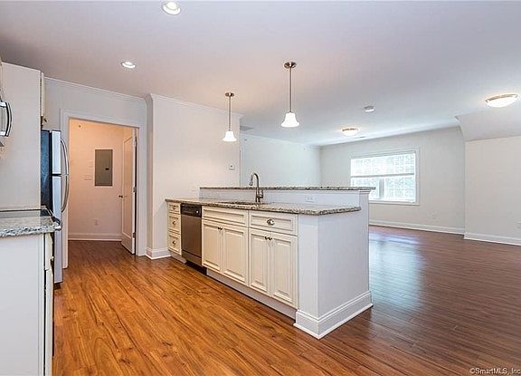 3rd image of 593 Main St Unit 201