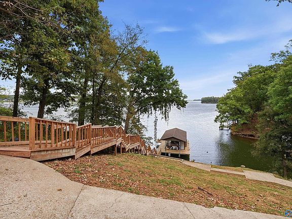 3rd image of 386 Bluff Dr