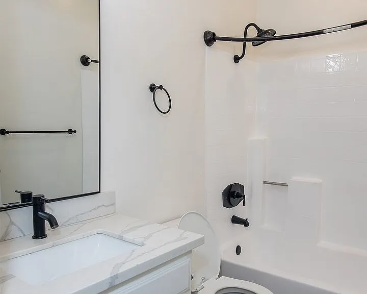 520 N Hollywood Way — Photo 14