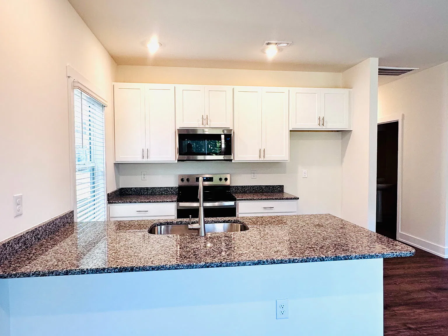 3 bed, 2.5 bath, 1400 sqft, $2,295 — Photo 2