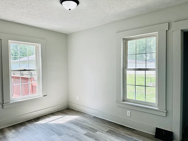 148 SW 15th St — Photo 11