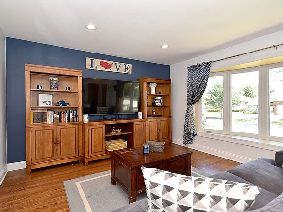 5th image of 8426 N Oleander Ave