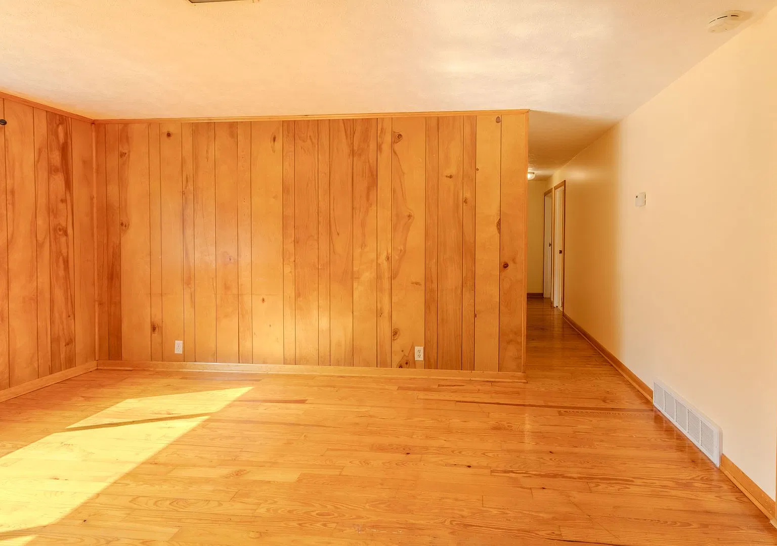 Well Maintained Home in Great TC Location — Photo 2