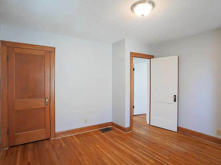 815 E Chestnut St — Photo 16