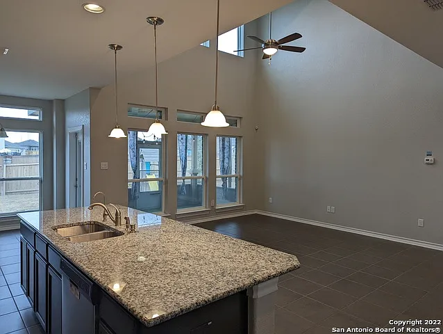 4 bed, 2.5 bath, 2399 sqft, $1,980 — Photo 4