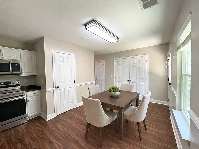1126 Maple Tree Ln — Photo 9