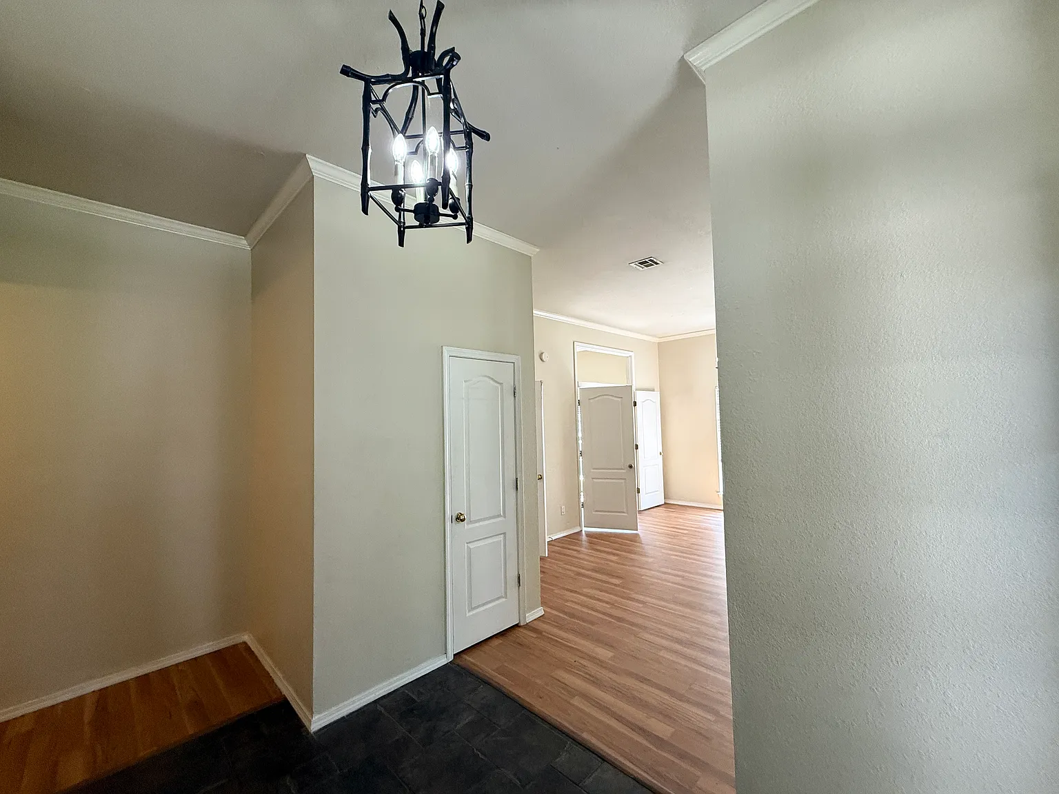 3021 W Elgin St — Photo 4