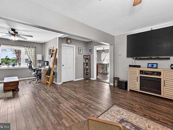 3rd image of 115 S Walnut Ave