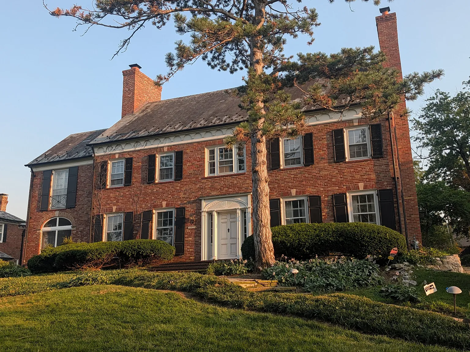 6 bed, 3.5 bath, 5119 sqft, $7,200 — Photo 2