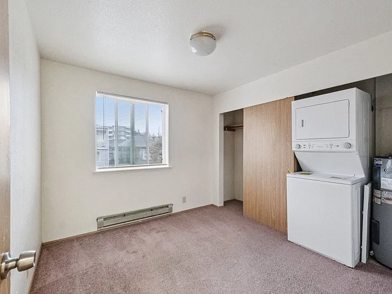 University Court Apartments — Photo 16