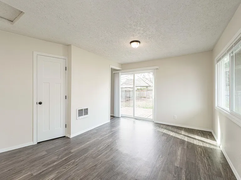 300 SE 100th Ave #B — Photo 3