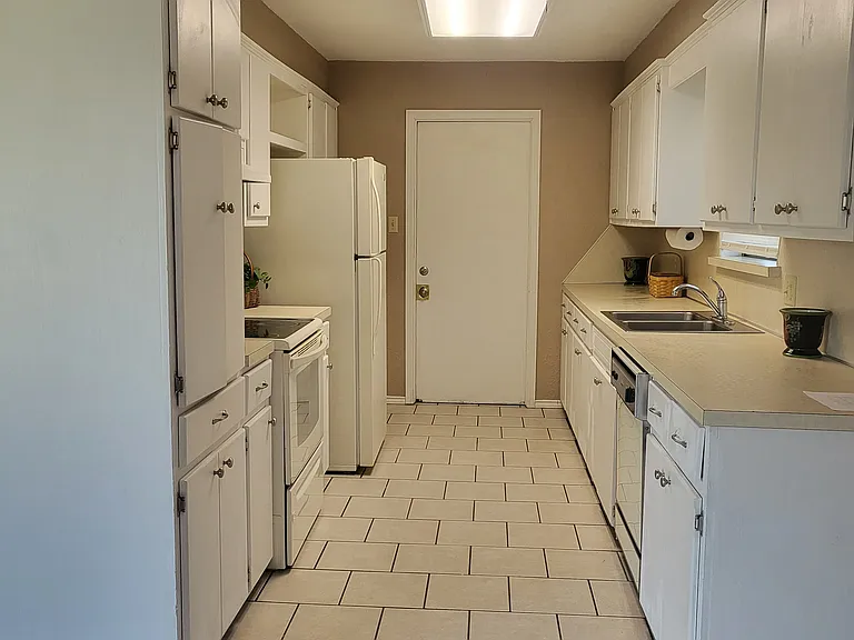 7307 NW Compass Dr — Photo 8