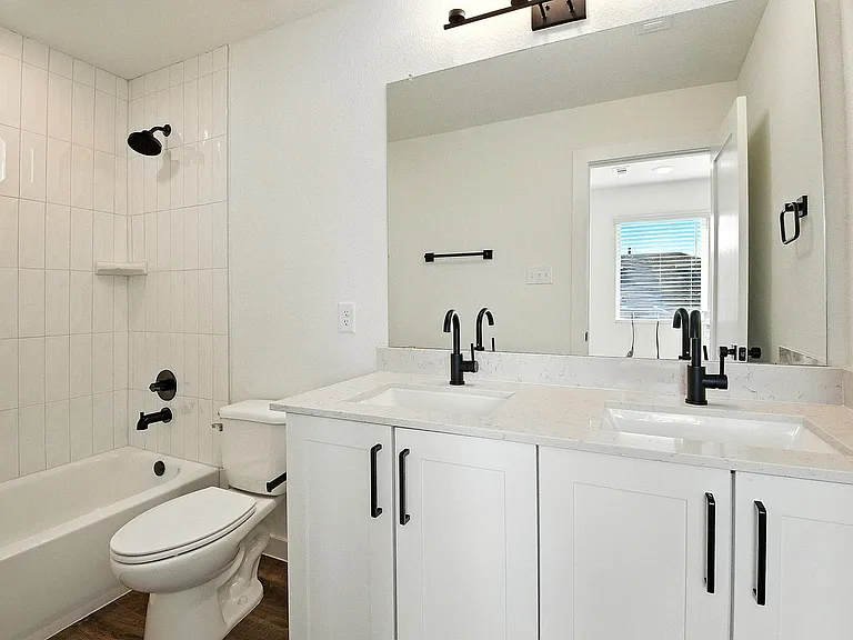 4A | 4 Bed / 2.5 Bath - Guest Bathroom