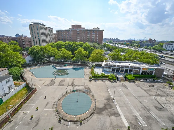 61-20 Grand Central Parkway image 16 of 28