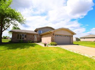 706 Edgewater Dr, Minooka, IL 60447