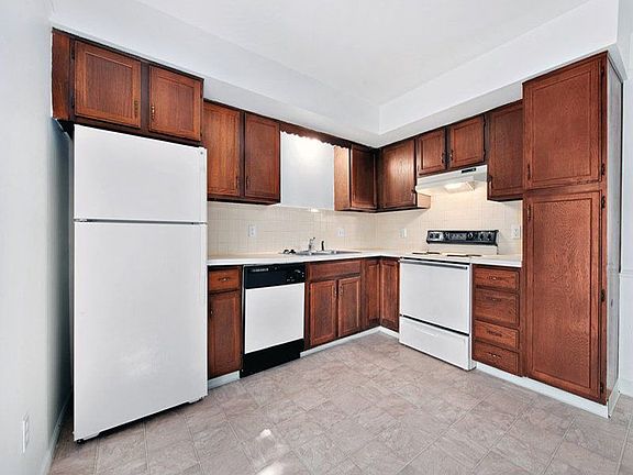 3rd image of 900 Long Blvd APT 610