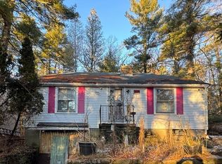 98 Medway St, Norfolk, MA 02056