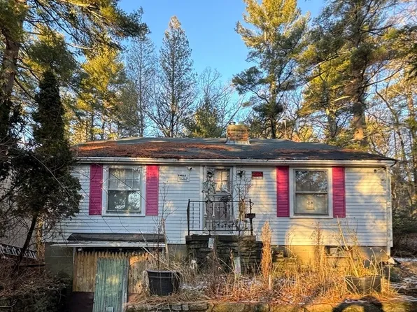 98 Medway St, Norfolk, MA 02056