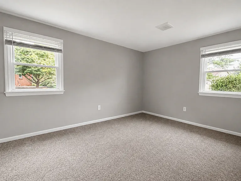 534 E New St — Photo 17