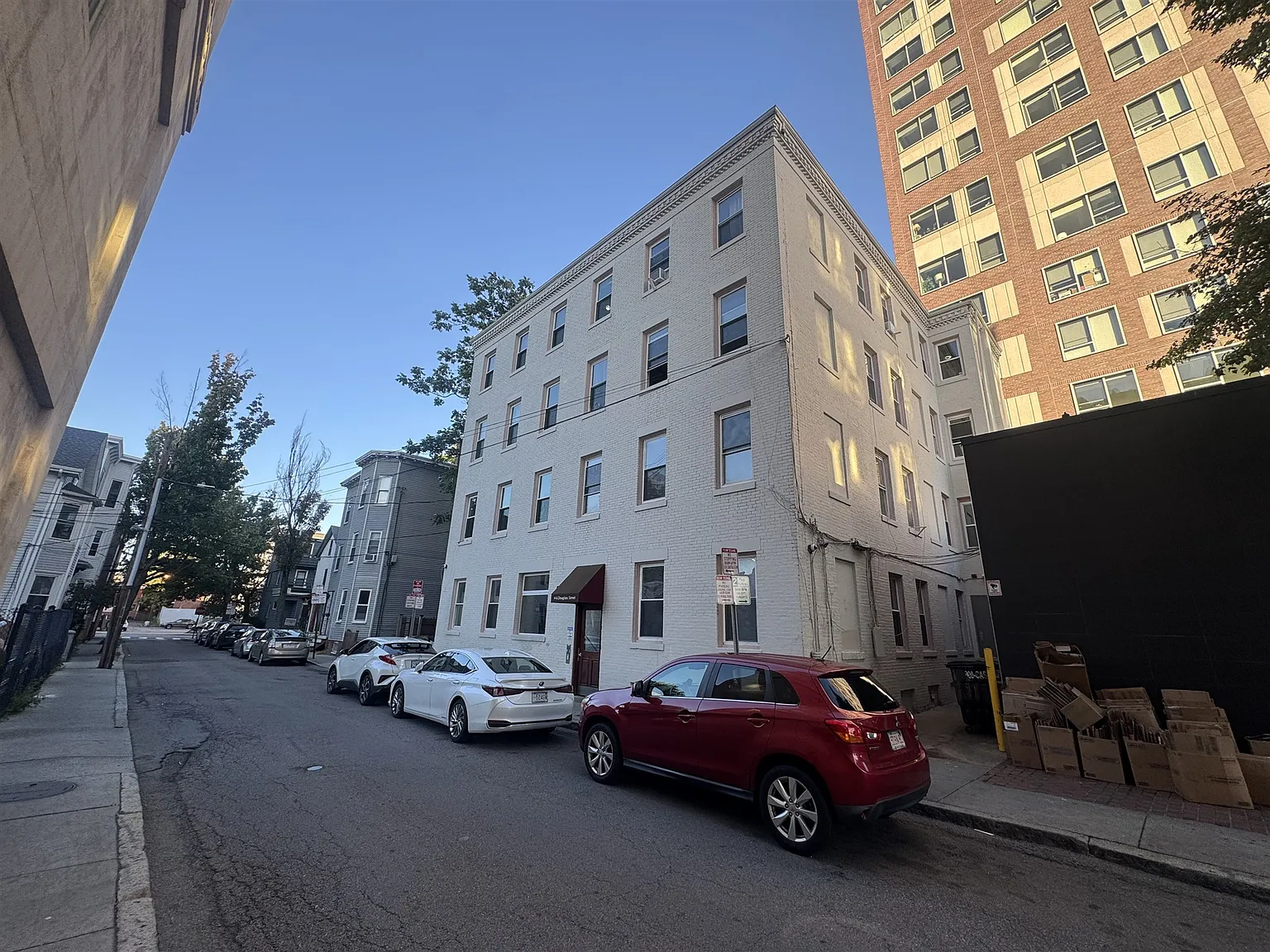 3 bed, 900 sqft, $3,700 — Photo 1