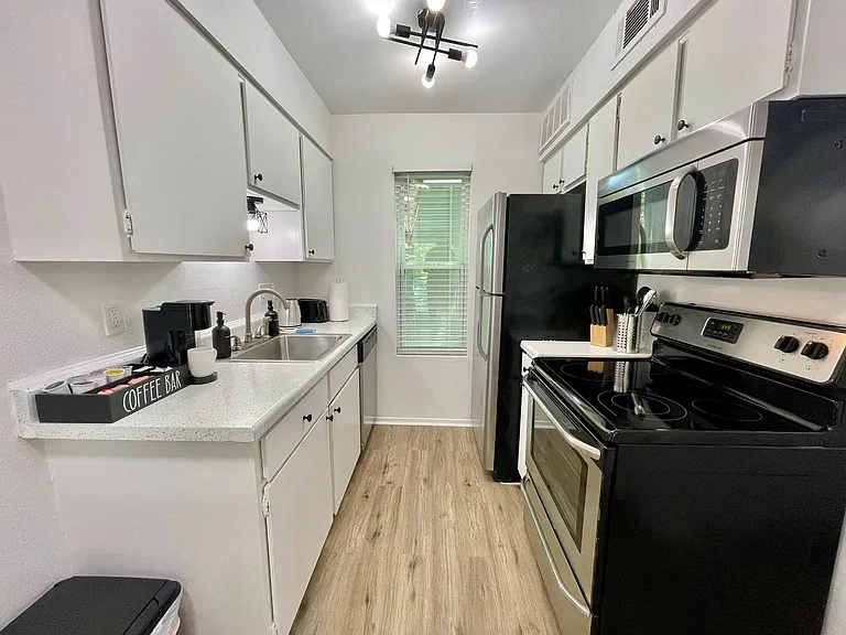 4504 Speedway — Photo 9