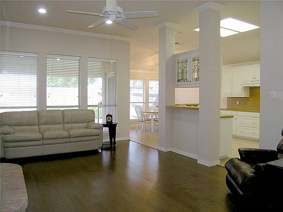 4th image of 4736 Village Oak Dr