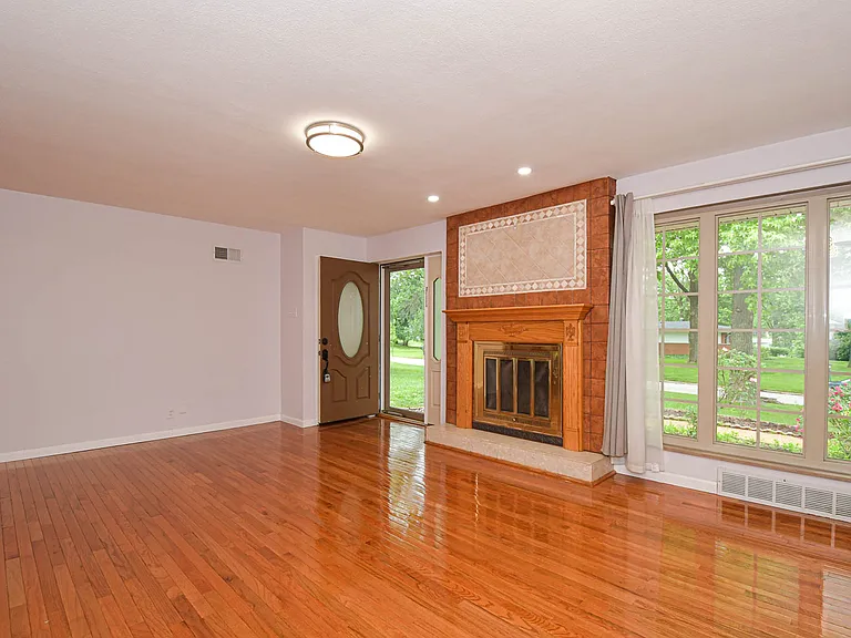 819 Renee Ln — Photo 4