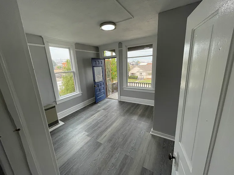 Has private balcony and closet