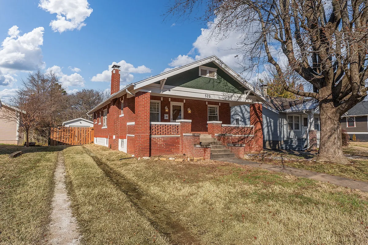 Building Photo - 523 E Delmar St