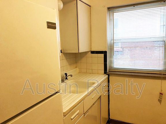 5th image of 4061 S Grand Blvd #201