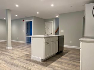 2 Village Green Dr, Kittery, ME 03904