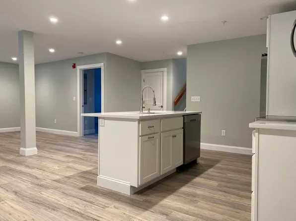 2 Village Green Dr, Kittery, ME 03904